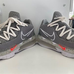 LEBRON XVII LOW GREY